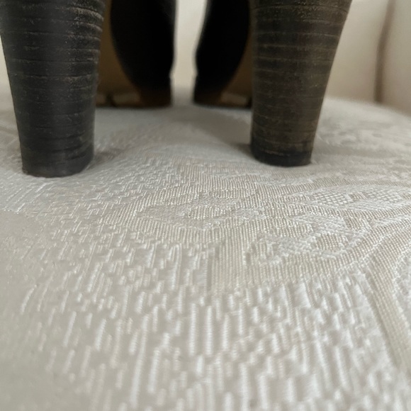 Chloe pebble brown leather ankle boot w/ round toes block heels w/ platform. ❤️ - Picture 9 of 9